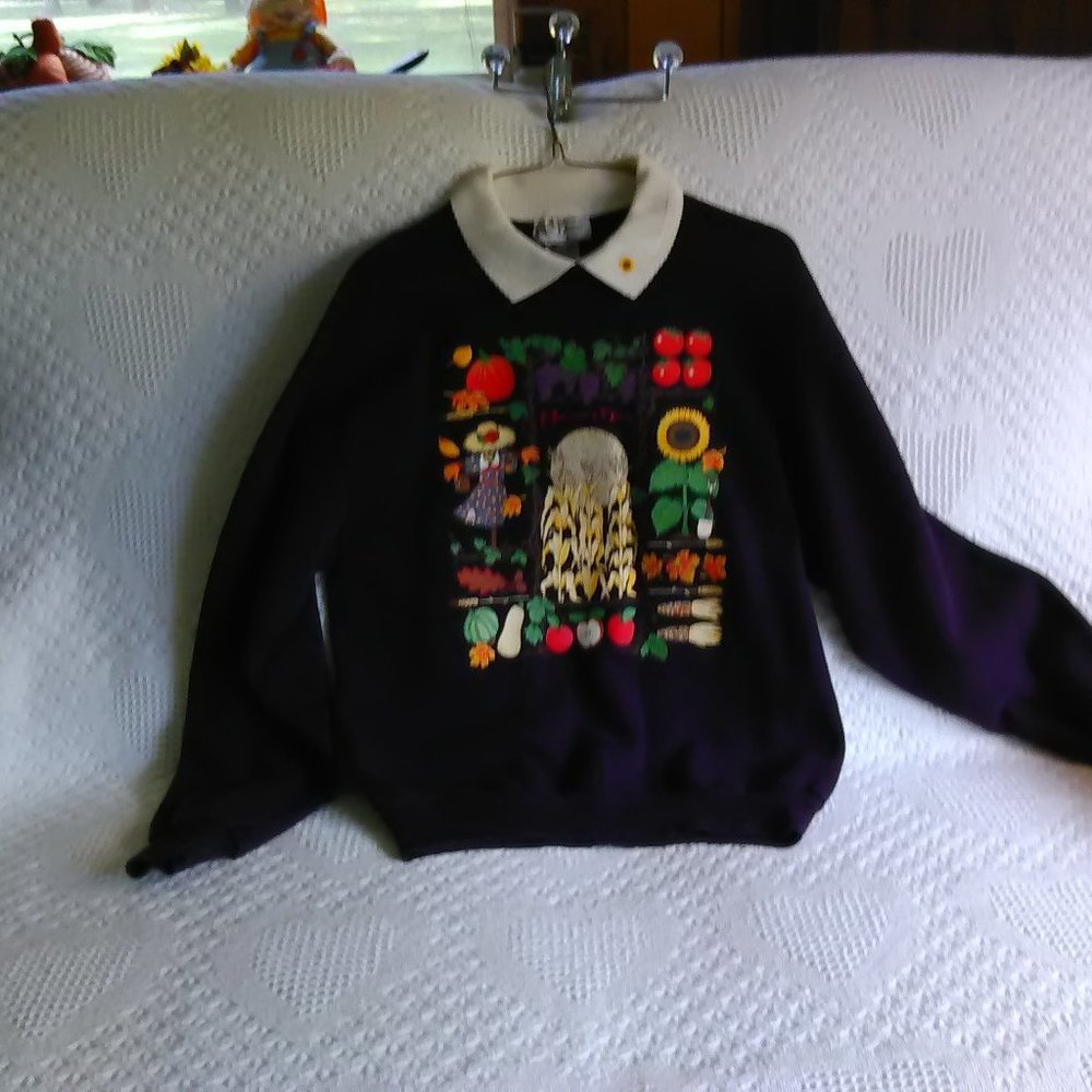 Cute plum colored  womans Cracker Barrel country fall themed pullover sweatshirt